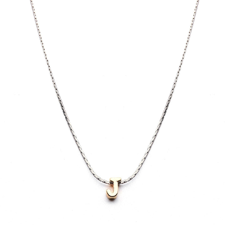 Collar Mundo de Iniciales con cadena bañada en rodio y dije de letra en chapa de oro 24K - AMATINA Joyería