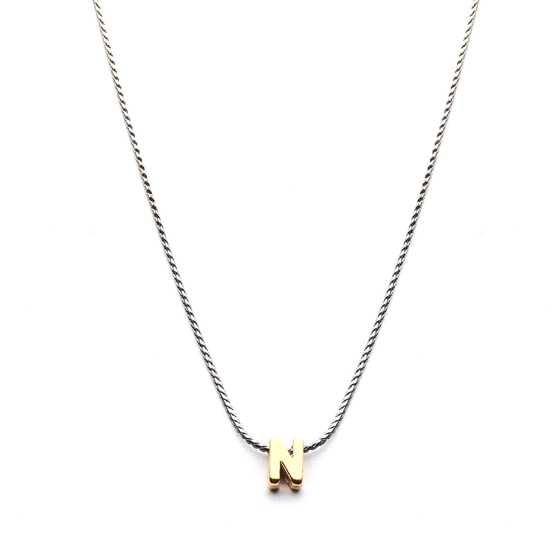 Collar Mundo de Iniciales con cadena bañada en rodio y dije de letra en chapa de oro 24K - AMATINA Joyería