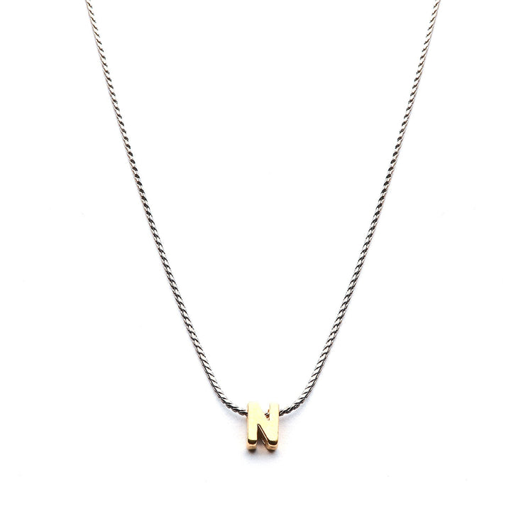 Collar Mundo de Iniciales con cadena bañada en rodio y dije de letra en chapa de oro 24K - AMATINA Joyería