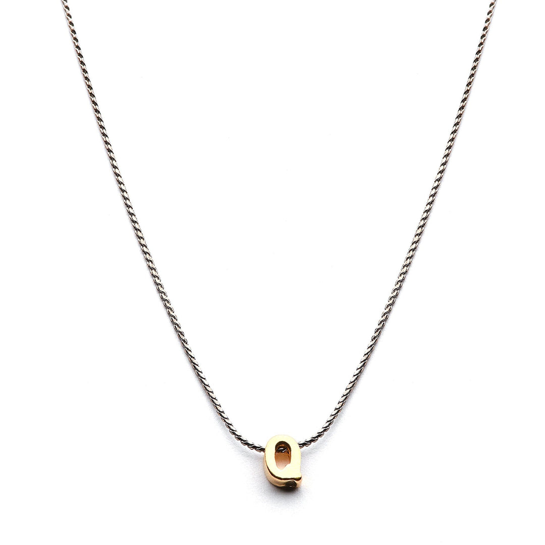 Collar Mundo de Iniciales con cadena bañada en rodio y dije de letra en chapa de oro 24K - AMATINA Joyería