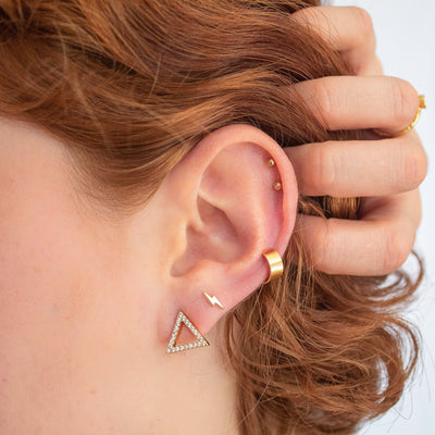 Ear cuff Sandra individual ancho de chapa de oro 18K - AMATINA Joyería