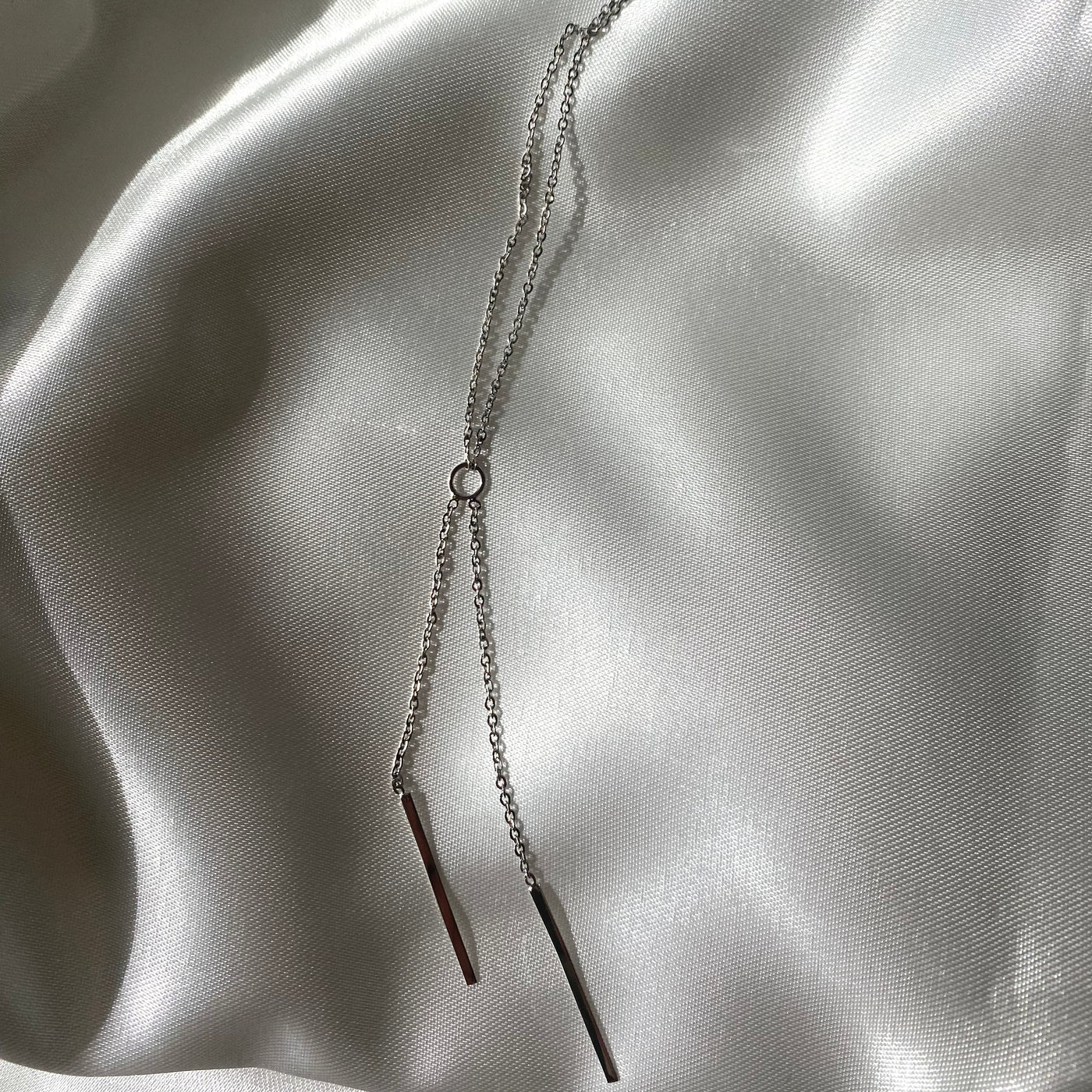 Collar Lily estilo corbatín de plata con baño de rodio