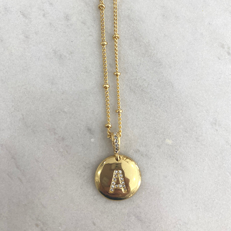 Collares Mar con dije de iniciales con zirconias de oro laminado de 18K