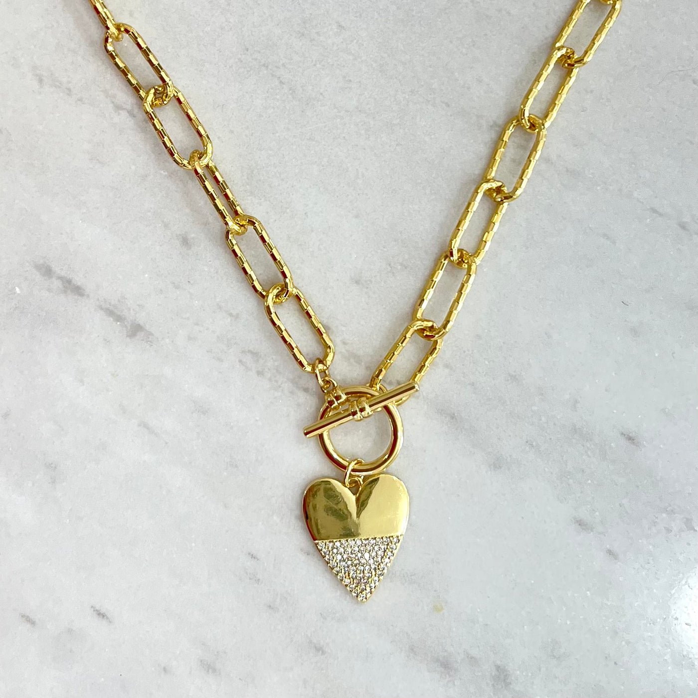 Collar San Valentín Vol. 2 con dije T y corazón con zirconias de oro laminado