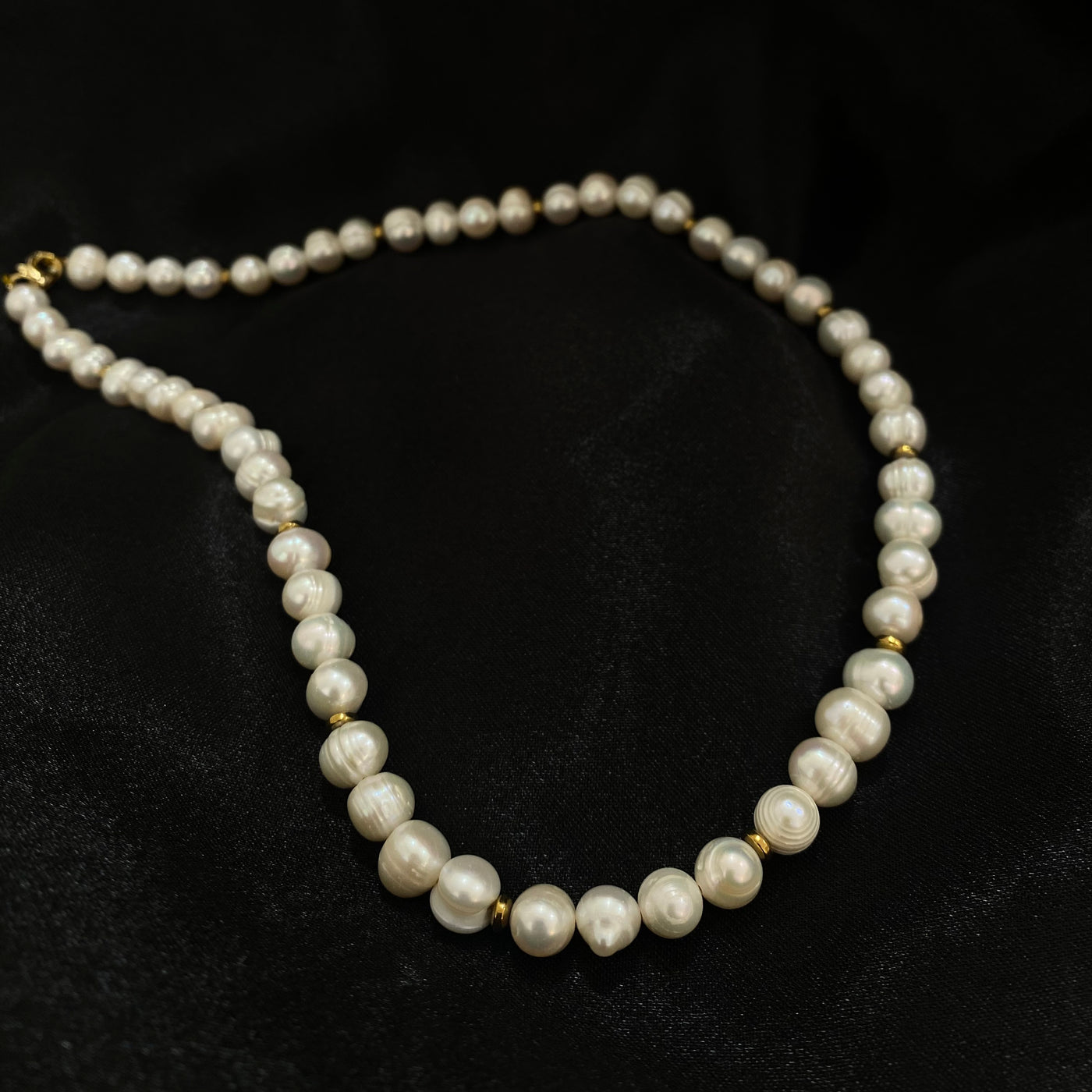 Collar Sofía tipo choker con perlas de rio y chapa de oro 18K