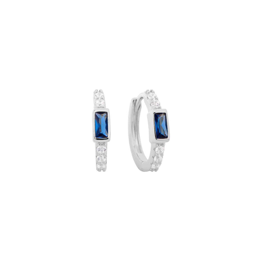 Arete huggies Adri con zirconia rectangular azul de plata con baño de rodio