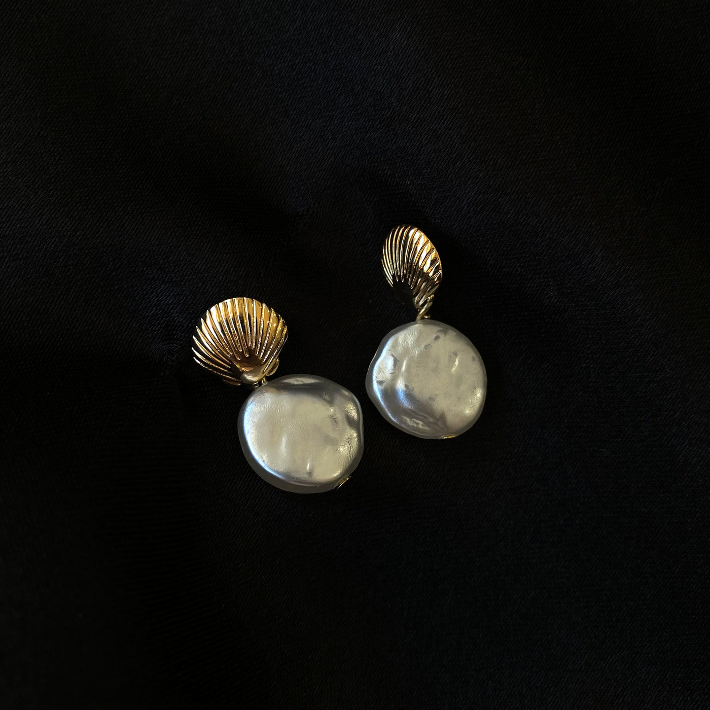Aretes Niky con perla de chapa de oro 18 K.