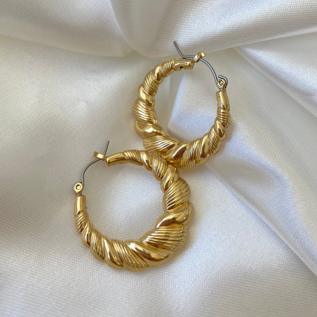 Arracadas Petra torzal texturizadas con chapa de oro 18K - AMATINA Joyería