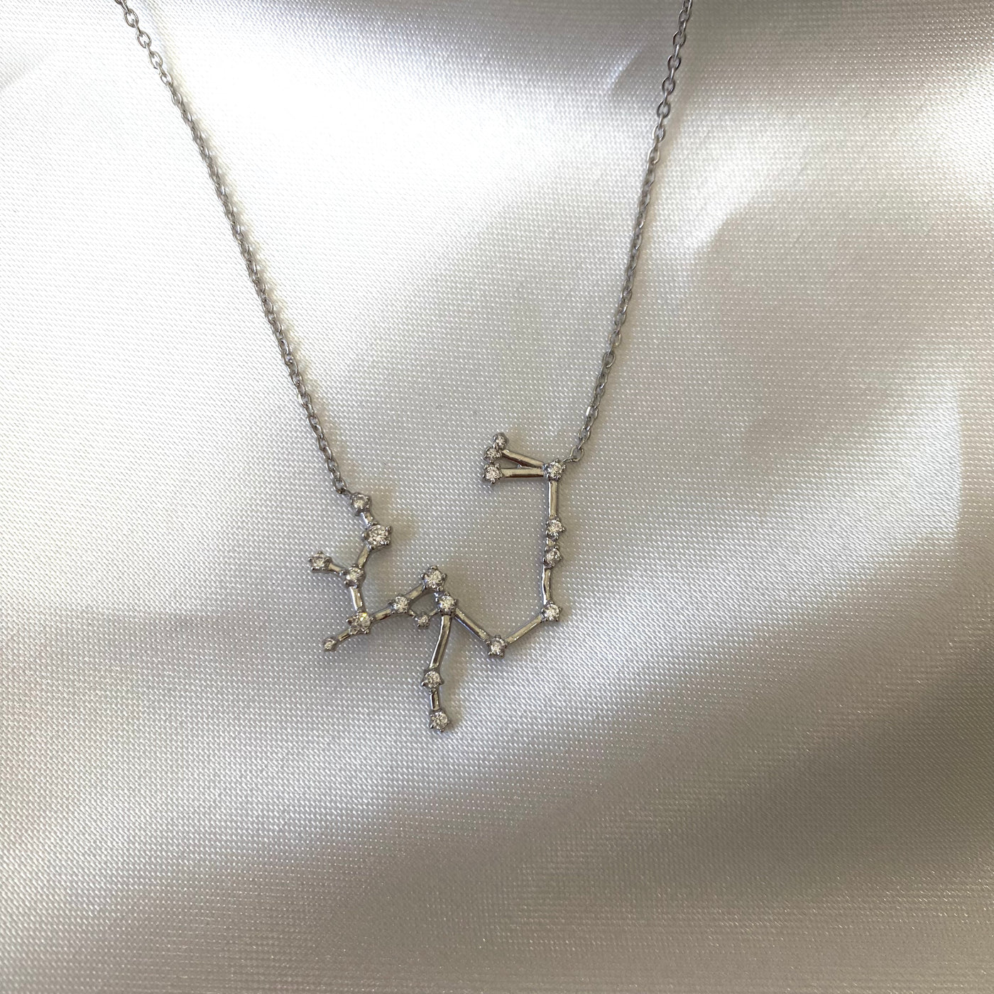 Collar constelación Sagitario de plata con baño de rodio