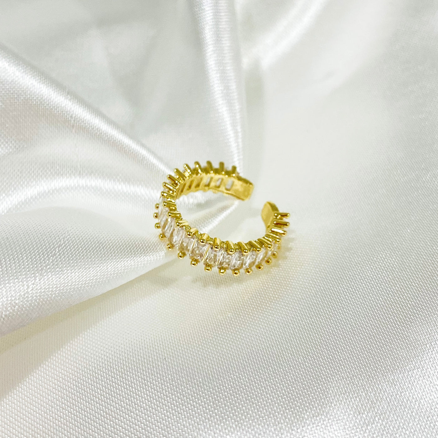 Anillo Becky tipo baguette de acero inoxidable con baño de oro de 18K