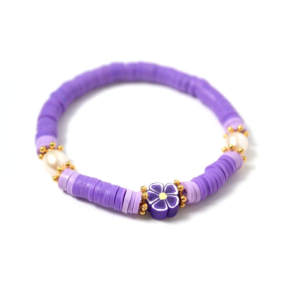 Pulsera Karely color lila de fimo con figuras de chapa de oro de 14k y perlas de río - AMATINA Joyería